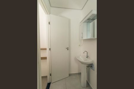 Banheiro Social de kitnet/studio para alugar com 1 quarto, 24m² em Novo Mundo, Curitiba