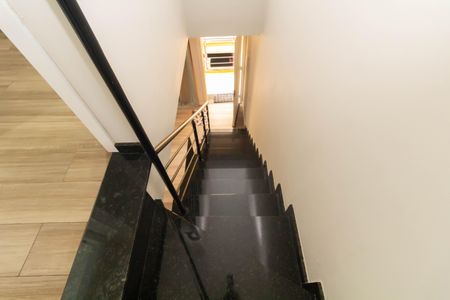 Casa de condomínio à venda com 65m², 2 quartos e 1 vagaEscada