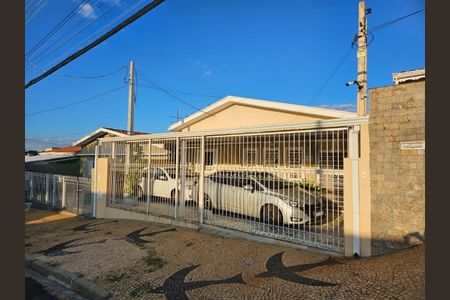 Casa à venda com 148m², 3 quartos e 3 vagasEntorno / Rua