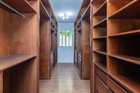 Casa de condomínio para alugar com 456m², 3 quartos e 8 vagas Casa de condomínio para alugar com 456m², 3 quartos e 8 vagasCloset