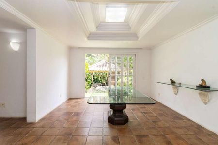 Casa de condomínio para alugar com 456m², 3 quartos e 8 vagas Casa de condomínio para alugar com 456m², 3 quartos e 8 vagasSala