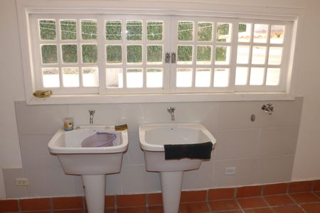 Casa de condomínio para alugar com 456m², 5 quartos e 8 vagasÁrea de Serviço