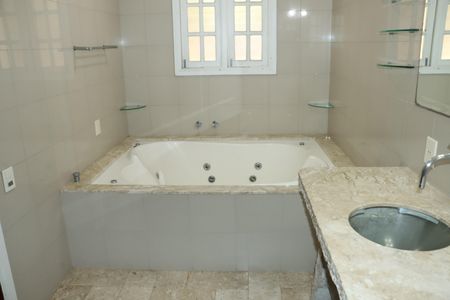 Casa de condomínio para alugar com 456m², 5 quartos e 8 vagasBanheiro da Suíte 3