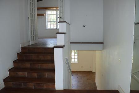 Casa de condomínio para alugar com 456m², 5 quartos e 8 vagasEscada