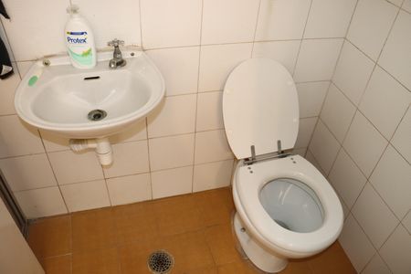 Casa de condomínio para alugar com 456m², 5 quartos e 8 vagasBanheiro de Serviço