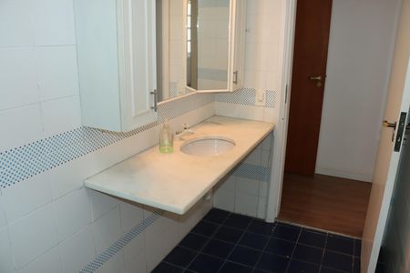 Casa de condomínio para alugar com 456m², 5 quartos e 8 vagasBanheiro da Suíte 2