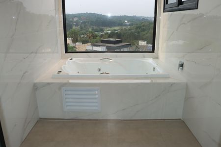 Casa de condomínio para alugar com 484m², 4 quartos e 3 vagasBanheiro da Suíte 1