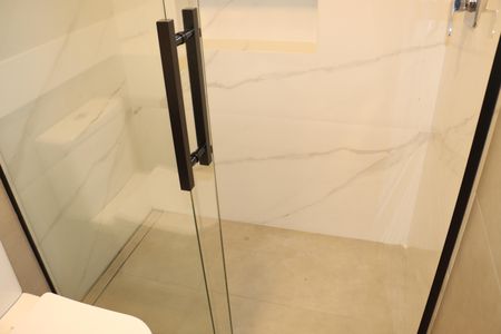 Casa de condomínio para alugar com 484m², 4 quartos e 3 vagasBanheiro da Suíte 2