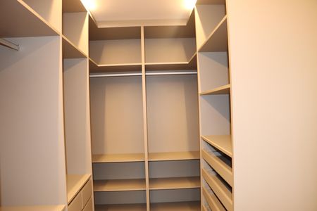 Casa de condomínio para alugar com 484m², 4 quartos e 3 vagasCloset da Suíte 1