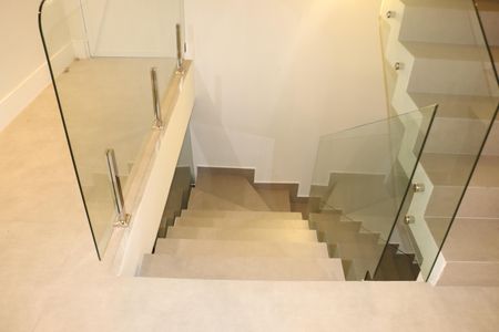 Casa de condomínio para alugar com 484m², 4 quartos e 3 vagasEscada