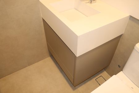 Casa de condomínio para alugar com 484m², 4 quartos e 3 vagasBanheiro da Suíte 2