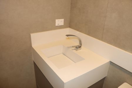 Casa de condomínio para alugar com 484m², 4 quartos e 3 vagasBanheiro da Suíte 2