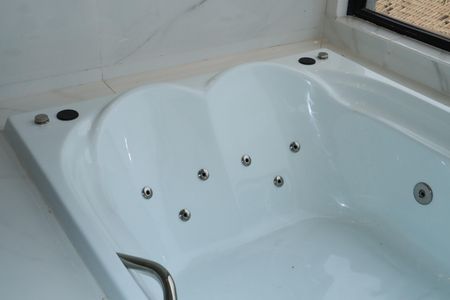 Casa de condomínio para alugar com 484m², 4 quartos e 3 vagasBanheiro da Suíte 1