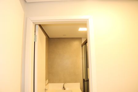 Casa de condomínio para alugar com 484m², 4 quartos e 3 vagasBanheiro da Suíte 4