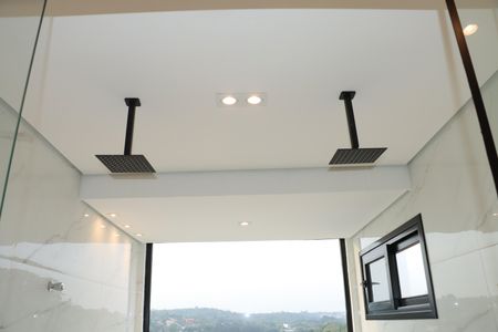 Casa de condomínio para alugar com 484m², 4 quartos e 3 vagasBanheiro da Suíte 1