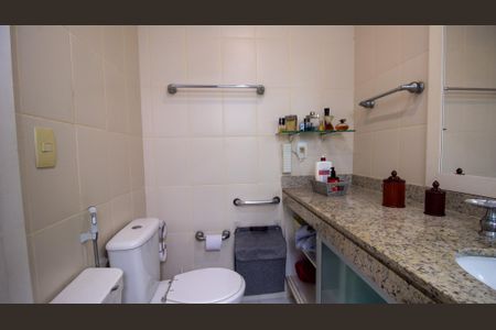 Casa de condomínio à venda com 250m², 4 quartos e 1 vagaBanheiro da Suíte 2