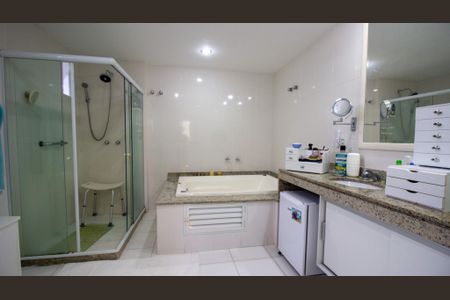 Casa de condomínio à venda com 250m², 4 quartos e 1 vagaBanheiro da Suíte 1