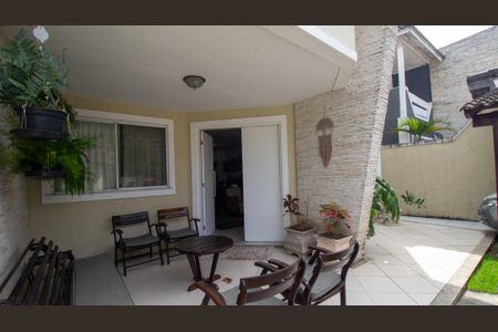 Casa de condomínio à venda com 250m², 4 quartos e 1 vagaQuintal