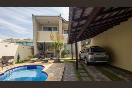 Casa de condomínio à venda com 250m², 4 quartos e 1 vagaQuintal