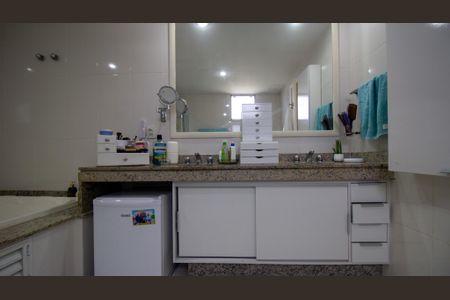 Casa de condomínio à venda com 250m², 4 quartos e 1 vagaBanheiro da Suíte 1