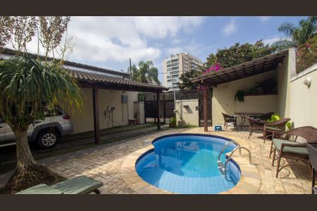 Casa de condomínio à venda com 250m², 4 quartos e 1 vagaQuintal