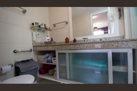 Casa de condomínio à venda com 250m², 4 quartos e 1 vagaBanheiro da Suíte 2