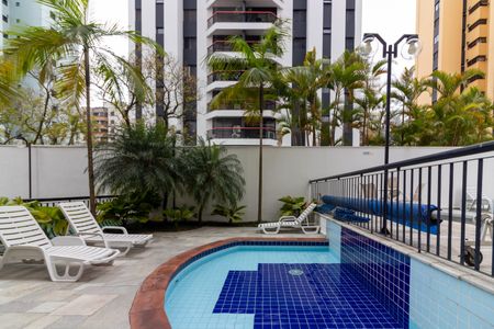 Apartamento à venda com 200m², 3 quartos e 3 vagas Apartamento à venda com 200m², 3 quartos e 3 vagasÁrea comum - Piscina