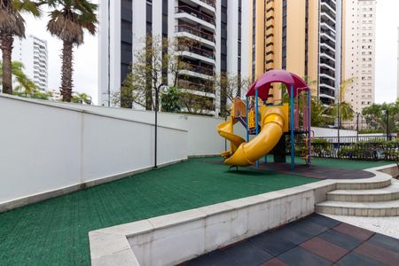 Apartamento à venda com 200m², 3 quartos e 3 vagas Apartamento à venda com 200m², 3 quartos e 3 vagasÁrea comum - Playground