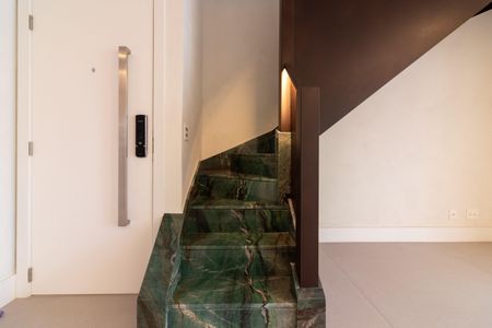 Apartamento à venda com 200m², 3 quartos e 3 vagas Apartamento à venda com 200m², 3 quartos e 3 vagasEscada para Cobertura