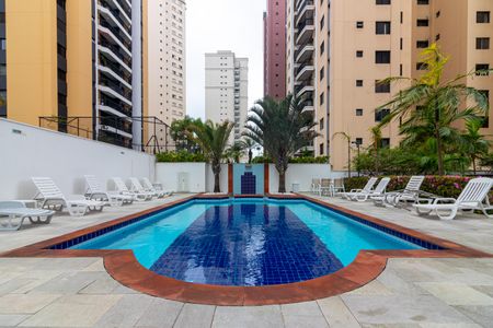 Apartamento à venda com 200m², 3 quartos e 3 vagas Apartamento à venda com 200m², 3 quartos e 3 vagasÁrea comum - Piscina