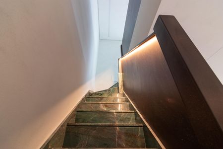 Apartamento à venda com 200m², 3 quartos e 3 vagas Apartamento à venda com 200m², 3 quartos e 3 vagasEscada para Cobertura