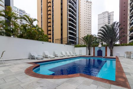 Apartamento à venda com 200m², 3 quartos e 3 vagas Apartamento à venda com 200m², 3 quartos e 3 vagasÁrea comum - Piscina