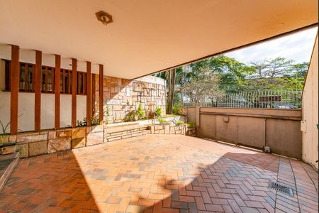 Casa à venda com 355m², 4 quartos e 3 vagas Casa à venda com 355m², 4 quartos e 3 vagasGaragem