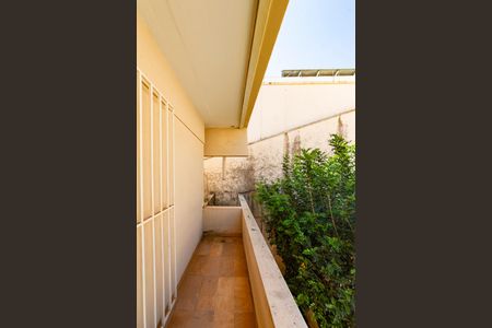 Casa à venda com 355m², 4 quartos e 3 vagas Casa à venda com 355m², 4 quartos e 3 vagasVaranda da Suíte 1