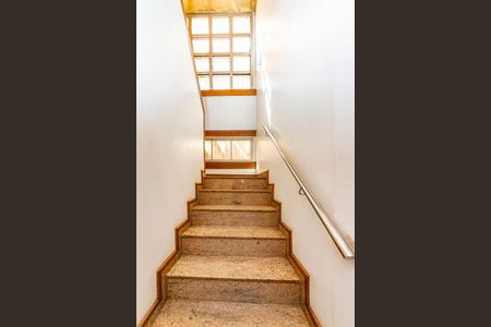 Casa à venda com 355m², 4 quartos e 3 vagas Casa à venda com 355m², 4 quartos e 3 vagasEscada