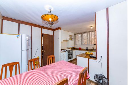 Casa à venda com 355m², 4 quartos e 3 vagas Casa à venda com 355m², 4 quartos e 3 vagasCozinha