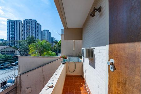Casa à venda com 355m², 4 quartos e 3 vagas Casa à venda com 355m², 4 quartos e 3 vagasVaranda da Suíte 3