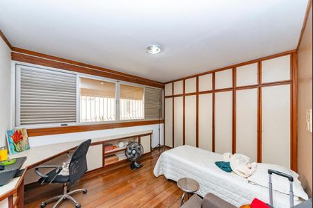 Casa à venda com 355m², 4 quartos e 3 vagas Casa à venda com 355m², 4 quartos e 3 vagasQuarto