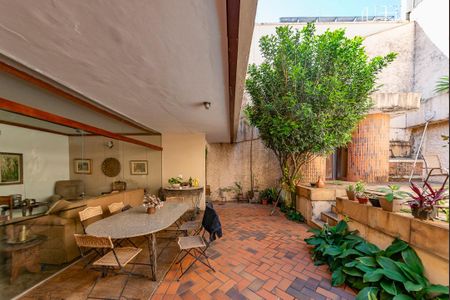 Casa à venda com 355m², 4 quartos e 3 vagas Casa à venda com 355m², 4 quartos e 3 vagasVaranda da Sala