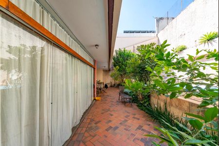 Casa à venda com 355m², 4 quartos e 3 vagas Casa à venda com 355m², 4 quartos e 3 vagasVaranda da Sala