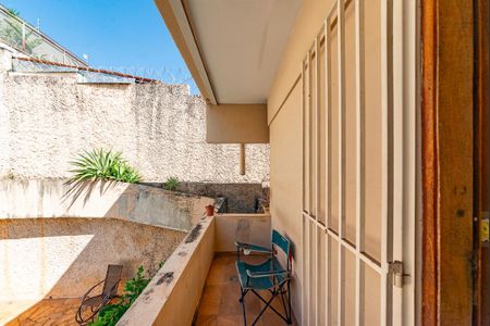 Casa à venda com 355m², 4 quartos e 3 vagas Casa à venda com 355m², 4 quartos e 3 vagasVaranda da Suíte 2