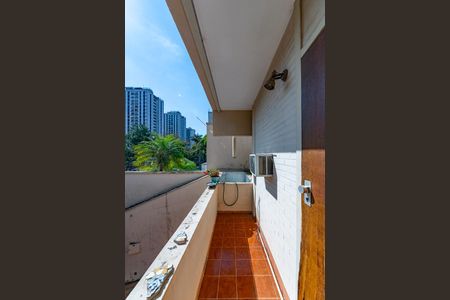 Casa à venda com 355m², 4 quartos e 3 vagas Casa à venda com 355m², 4 quartos e 3 vagasVaranda da Suíte 3