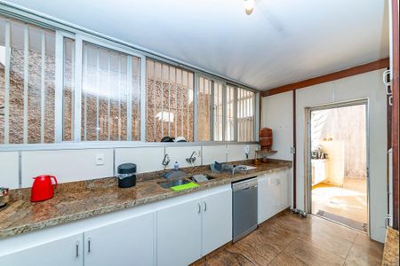 Casa à venda com 355m², 4 quartos e 3 vagas Casa à venda com 355m², 4 quartos e 3 vagasCozinha