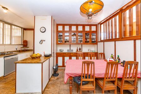 Casa à venda com 355m², 4 quartos e 3 vagas Casa à venda com 355m², 4 quartos e 3 vagasCozinha