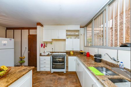 Casa à venda com 355m², 4 quartos e 3 vagas Casa à venda com 355m², 4 quartos e 3 vagasCozinha