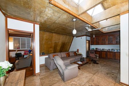 Casa à venda com 355m², 4 quartos e 3 vagas Casa à venda com 355m², 4 quartos e 3 vagasSala 4