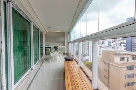 Apartamento à venda com 166m², 4 quartos e 4 vagasVaranda gourmet