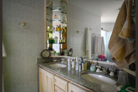 Apartamento à venda com 246m², 4 quartos e 4 vagas Apartamento à venda com 246m², 4 quartos e 4 vagasBanheiro da Suíte 2