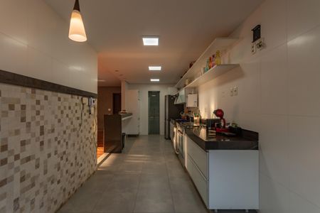 Casa à venda com 449m², 4 quartos e 6 vagas Casa à venda com 449m², 4 quartos e 6 vagasCozinha