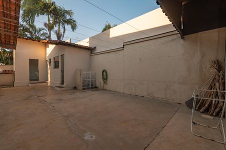 Casa à venda com 449m², 4 quartos e 6 vagas Casa à venda com 449m², 4 quartos e 6 vagasQuintal
